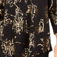 Blusa feminina com estampa de folha metálica e decote redondo, preta, tamanho médio