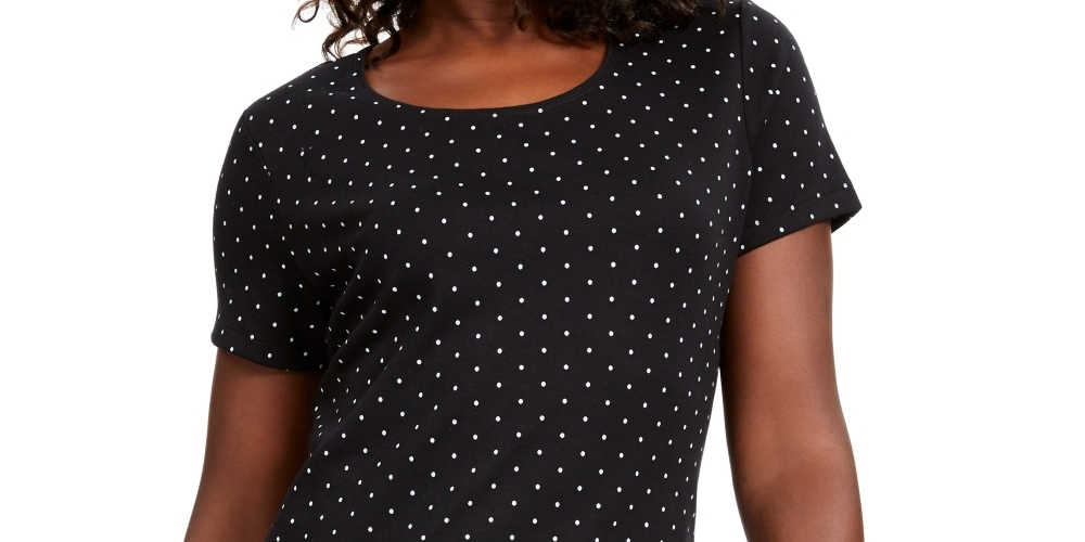 Camiseta feminina Karen Scott com estampa de bolinhas, preta, tamanho médio