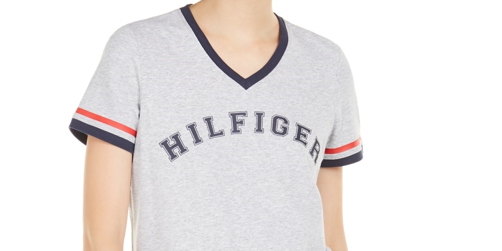 Camiseta Tommy Hilfiger Sport Feminina com Estampa em V e Gola V, Prata, Tamanho Médio