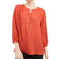 JM Collection Top feminino pequeno com rebites na frente e pregas nas costas, vermelho PS