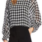 Blusa feminina Vince Camuto com sobreposição de chiffon pied-de-poule e estampa de morcego, preta, tamanho P