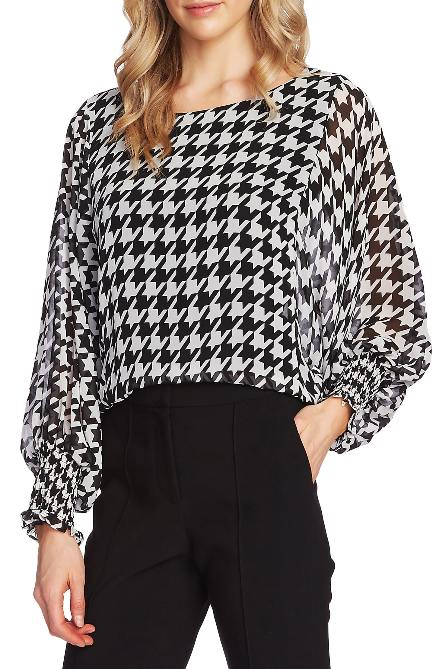 Blusa feminina Vince Camuto com sobreposição de chiffon pied-de-poule e estampa de morcego, preta, tamanho P