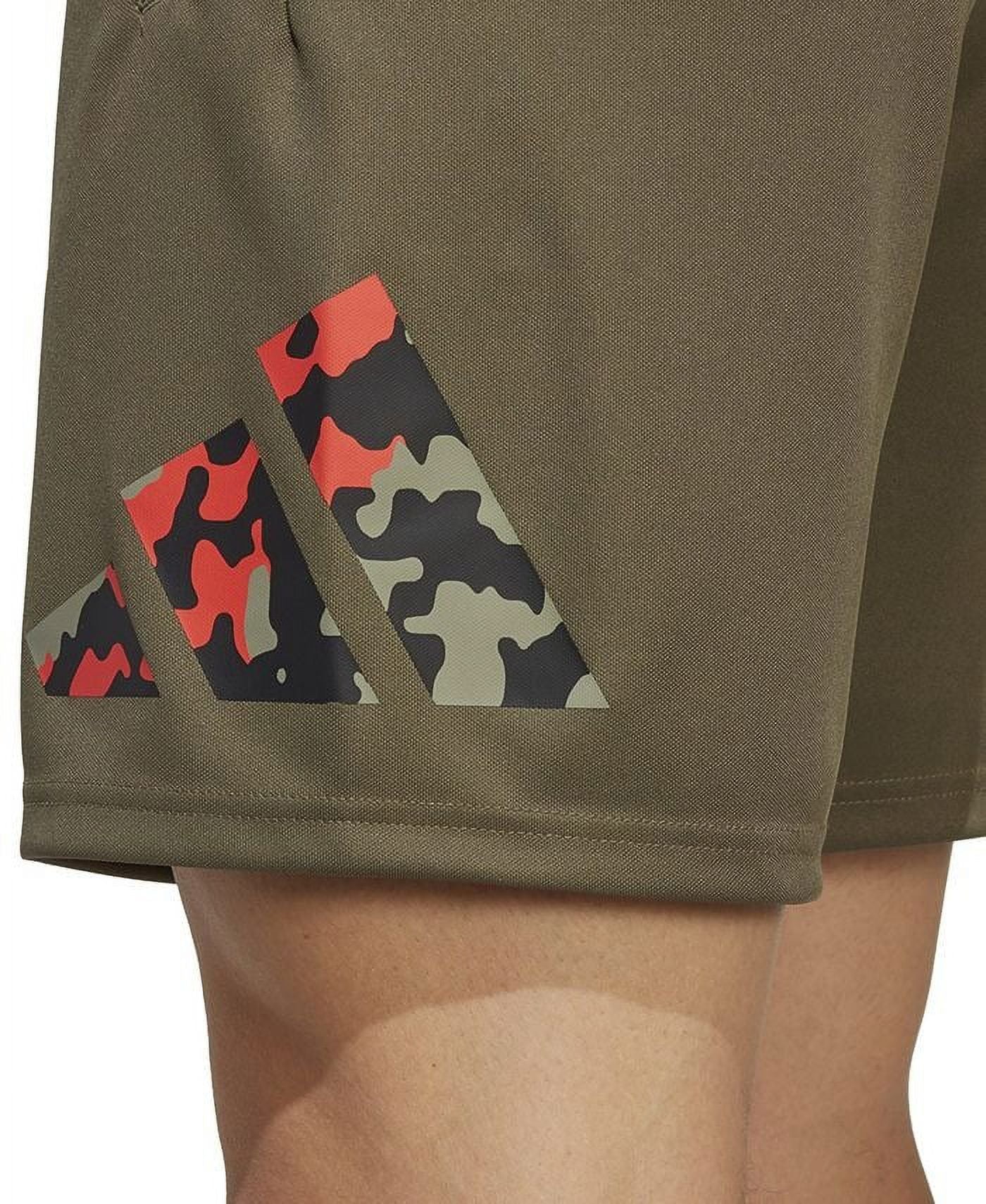 Shorts de treino masculino adidas Train Essentials Seasonal Camo com logotipo preenchido, verde, tamanho médio