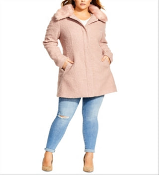 Casaco City Chic Trendy Plus Size Sweet Dreams com acabamento em pele sintética rosa tamanho 18W