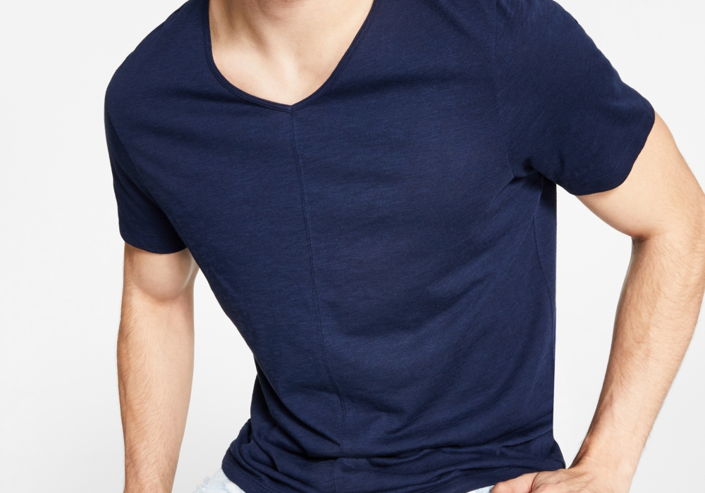Camiseta masculina com decote em V e estampa sólida da INC International Concepts, azul, tamanho médio