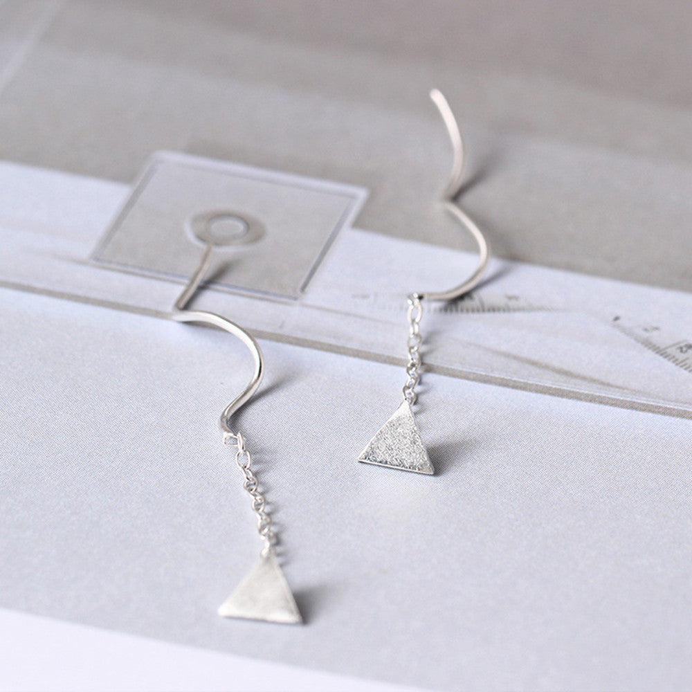 Brinco triangular de prata esterlina com espiral pull-through