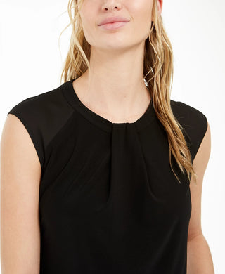 Blusa feminina Bar III com estampa de mídia mista e gola drapeada, preta, tamanho X-S