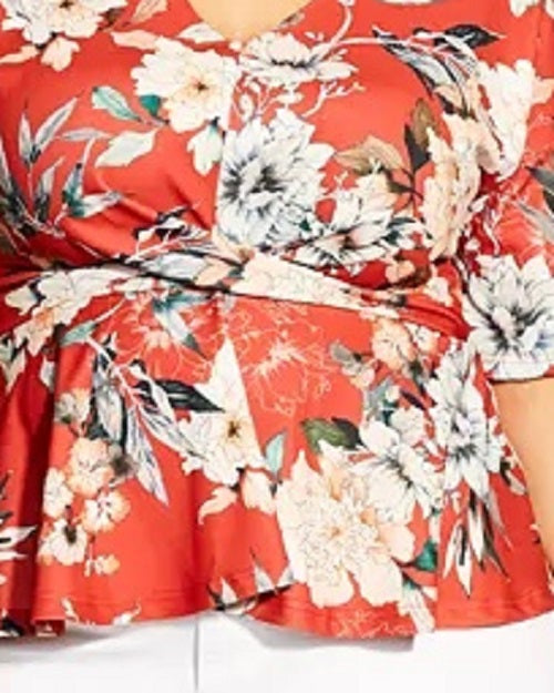 Top estampado plus size da City Chic feminino, laranja escuro, tamanho 20W, com frente torcida