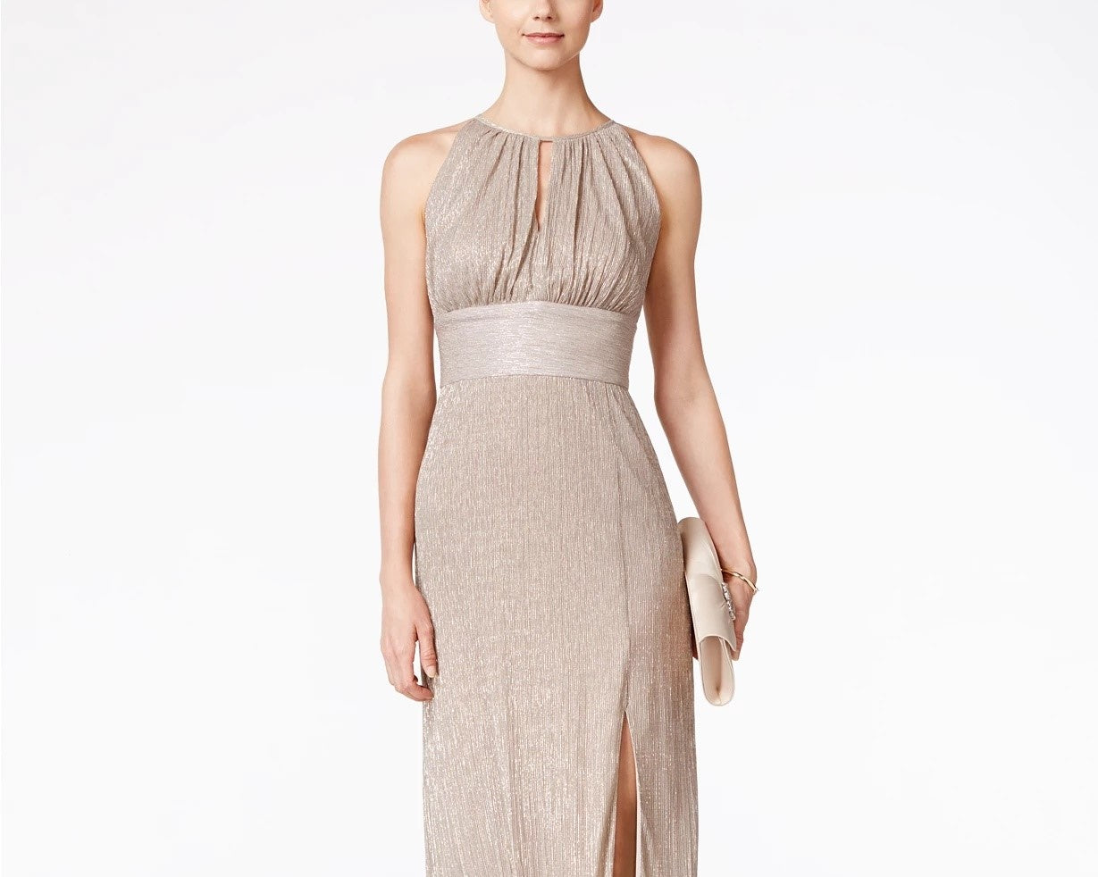 Vestido feminino R &amp; M Richards com decote em V e alças finas em malha metálica, tamanho 8, dourado