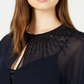 Calvin Klein Capa Feminina de Chiffon com Contas Azul Marinho Tamanho Grande