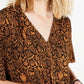 Blusa estampada com amarração frontal Ultra Flirt Juniors, marrom, tamanho pequeno