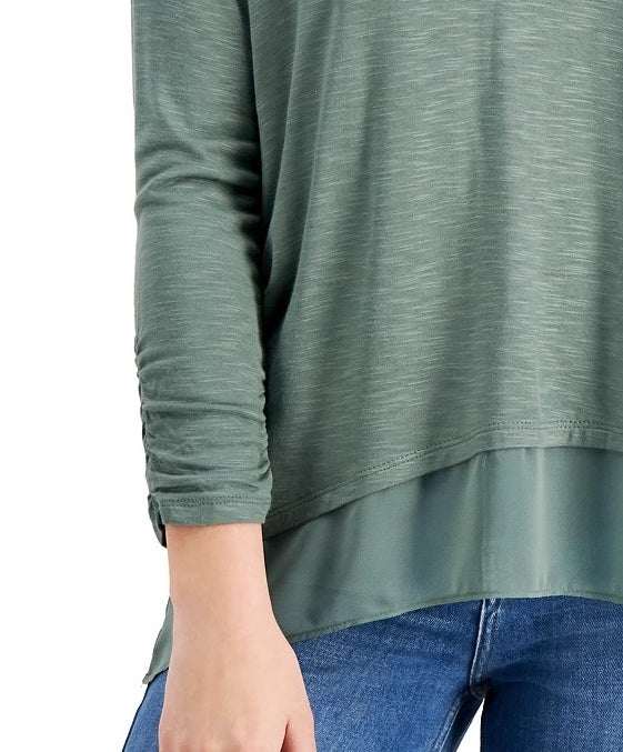 Top feminino de chiffon com decote em V e bainha estilo &amp; co, verde médio, tamanho médio