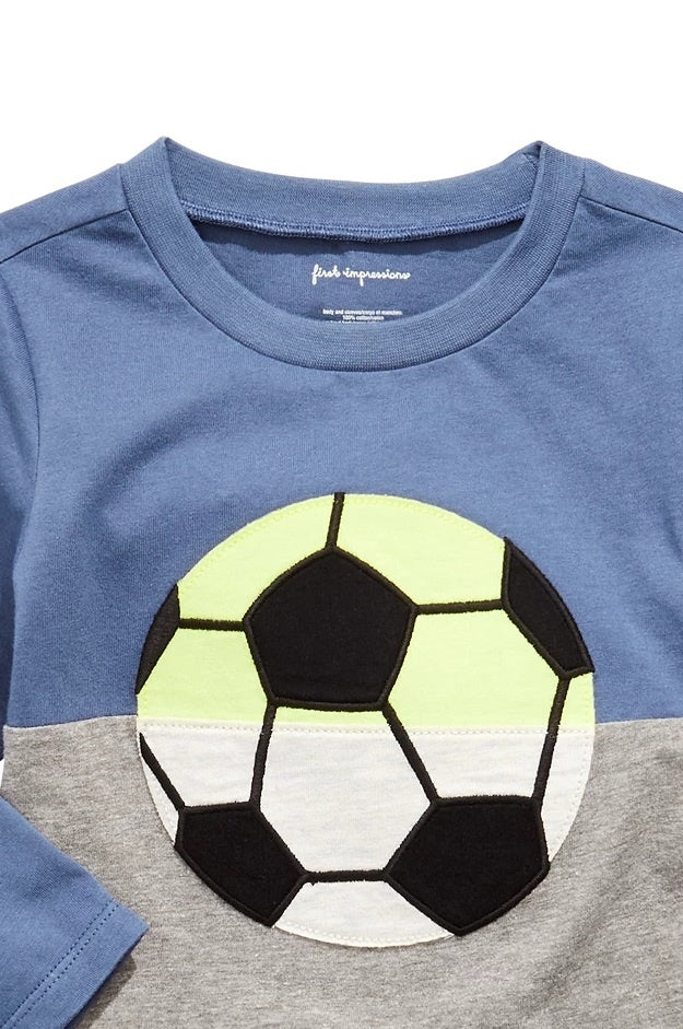 Camiseta infantil First Impressions com estampa de futebol e blocos de cores, azul, tamanho 12 meses