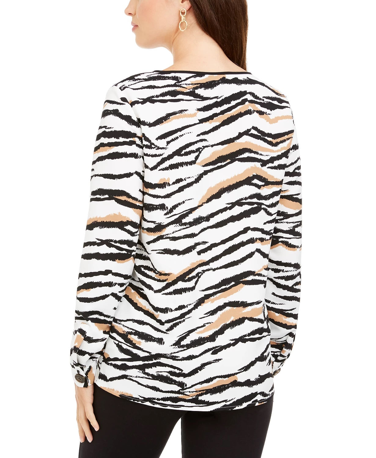 Blusa feminina Alfani com decote em V e estampa animal, preta, tamanho médio