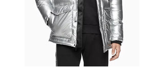 Calvin Klein Parka Masculina Metallic Puffer com Acabamento em Pele Sintética, Prata, Tamanho Médio