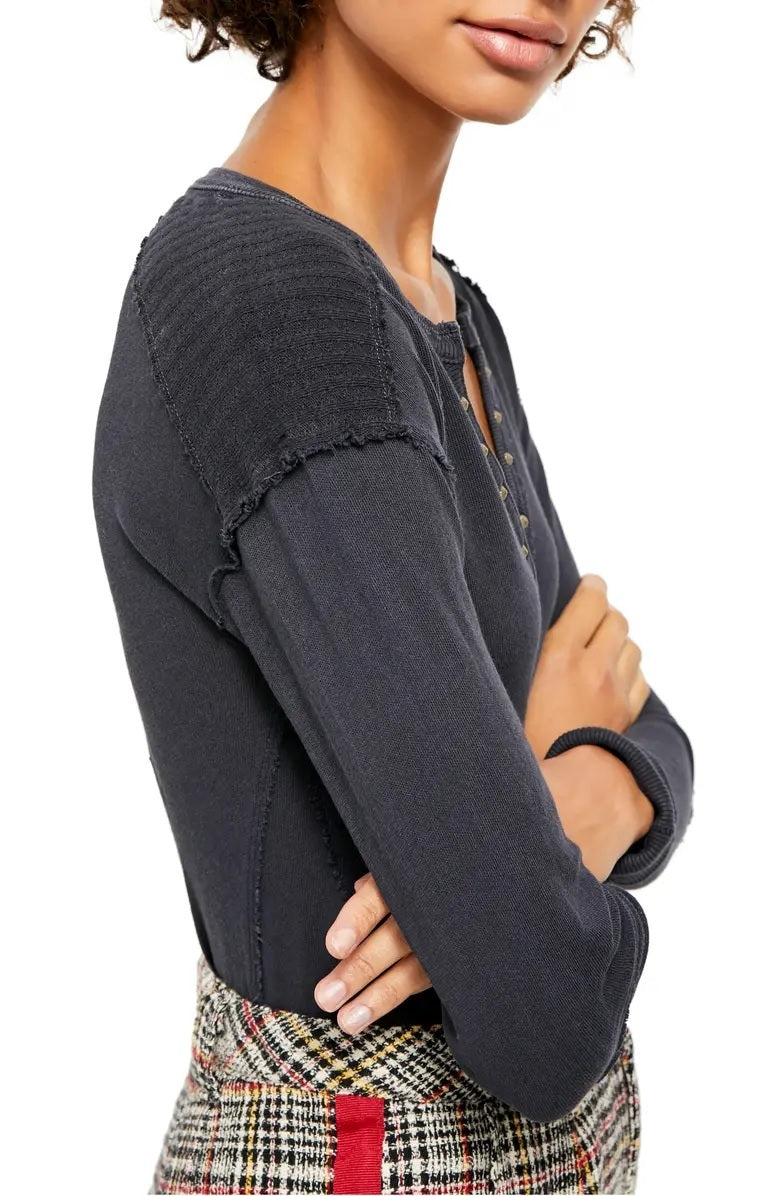 Free People Women's Military Mix Henley Combo Carvão Tamanho Pequeno