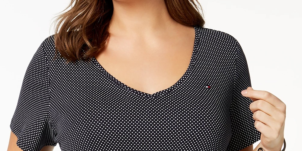 Camiseta feminina Tommy Hilfiger Plus de algodão com bolinhas e gola V, azul-marinho, tamanho 3X