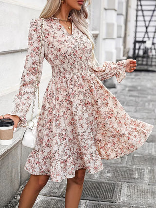 Vestido de manga comprida com babados e sobrepeliz floral