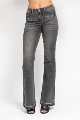 Judy Blue - Calça Jeans Flare com Bainha Lançada Mr Tummy Control