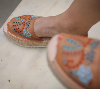 Numa By Spanians - Sandália Anabela Bordada Feminina Estreita