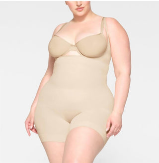 Skims - Body curto sem costura com busto aberto esculpido Plus