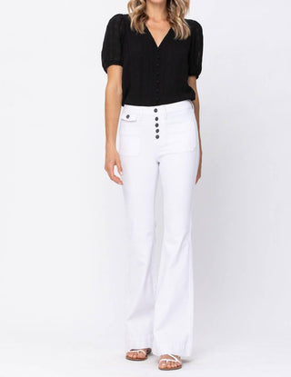 Judy Blue - Calça Jeans Flare com Bolso Patch