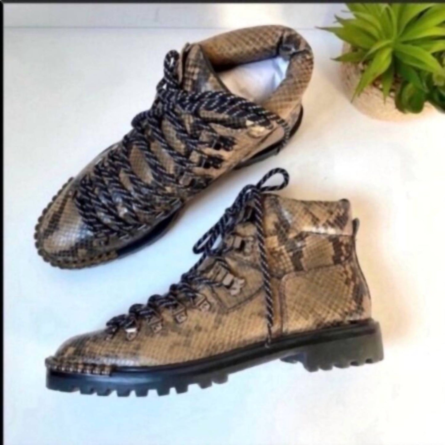 Schutz - Ariabelle Lug Sole Booties