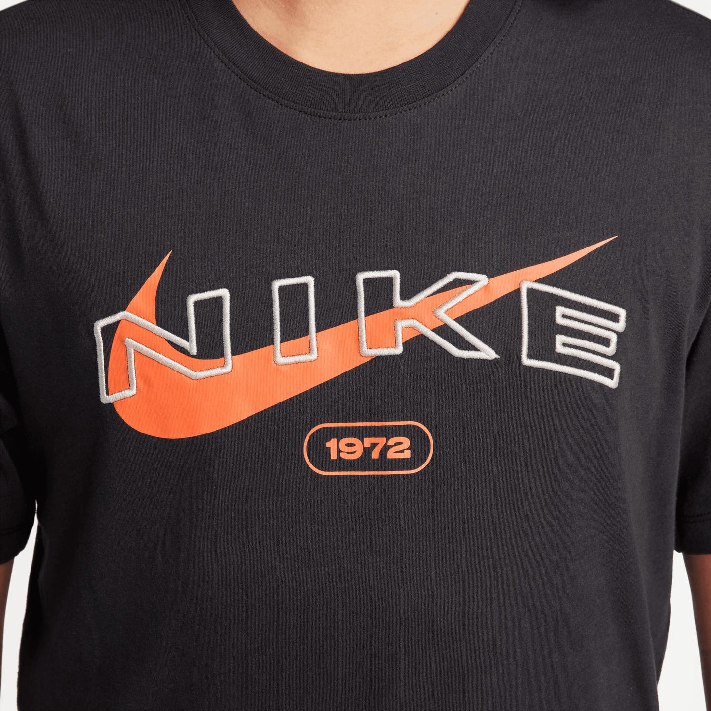 Nike - Camiseta Masculina com Logotipo Bordado Big Swoosh 1972