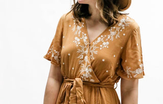 Polagram - Vestido longo midi com babados e bordado floral