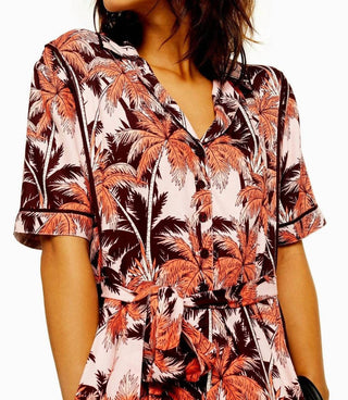 Topshop - Macacão com estampa tropical, manga curta e decote em V