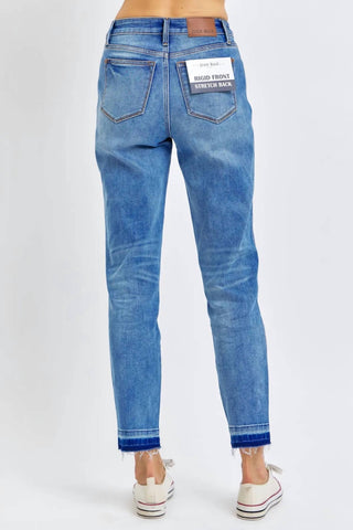 Judy Blue - Calça Jeans Boyfriend com Bainha Rígida e Mágica