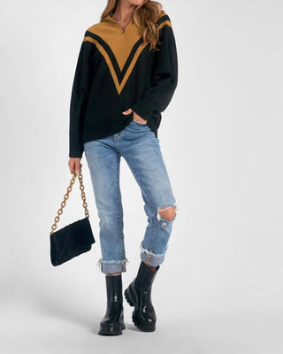 Elan - Suéter Chevron com zíper em um quarto