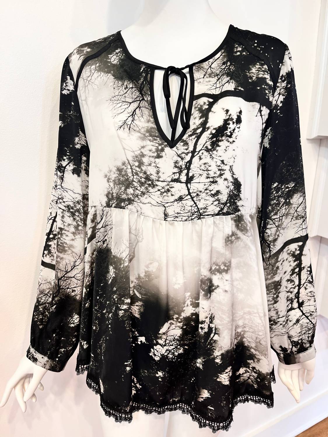 Lauren Vidal - Long Sleeve Photo Printed Top