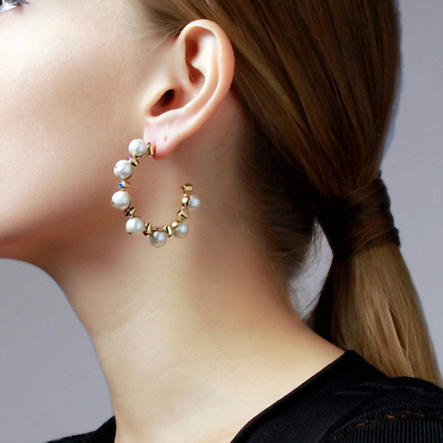 Avenue Chic - Women's Temple Muse Pearl Hoop Earrings