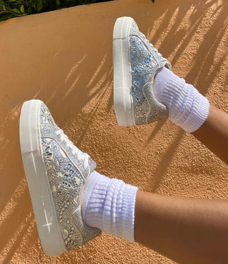 Betsey Johnson - Tênis feminino Reily com strass