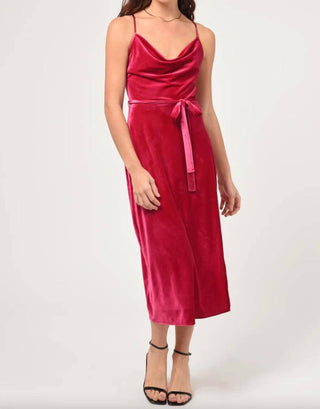 Adelyn Rae - Vestido deslizante de veludo com gola Zana