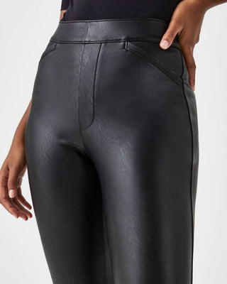 Spanx - Calça Flare com Efeito Couro