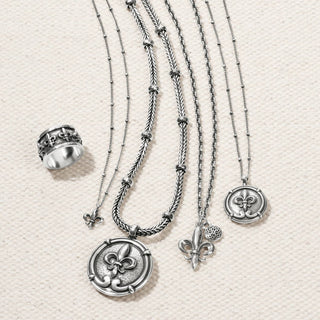 Brighton - Colar feminino com flor de lis e moedas pequenas