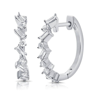 Diana M Jewels - Brincos Huggie com 10 diamantes Baggett e redondos