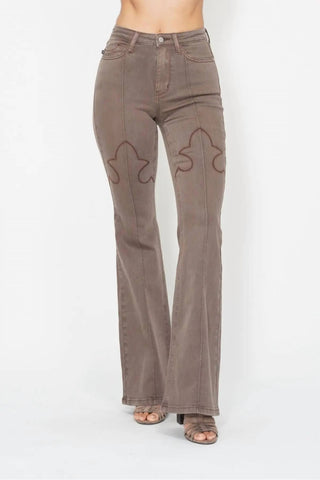 Judy Blue - Calça jeans flare com detalhe de costura no joelho e bolsos traseiros com proteção