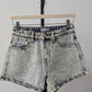 Azul B - Shorts com lavagem ácida e detalhes em cristais