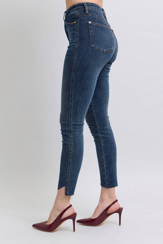 Judy Blue - Calça Jeans Skinny com Controle de Barriga e Bainha em Degrau