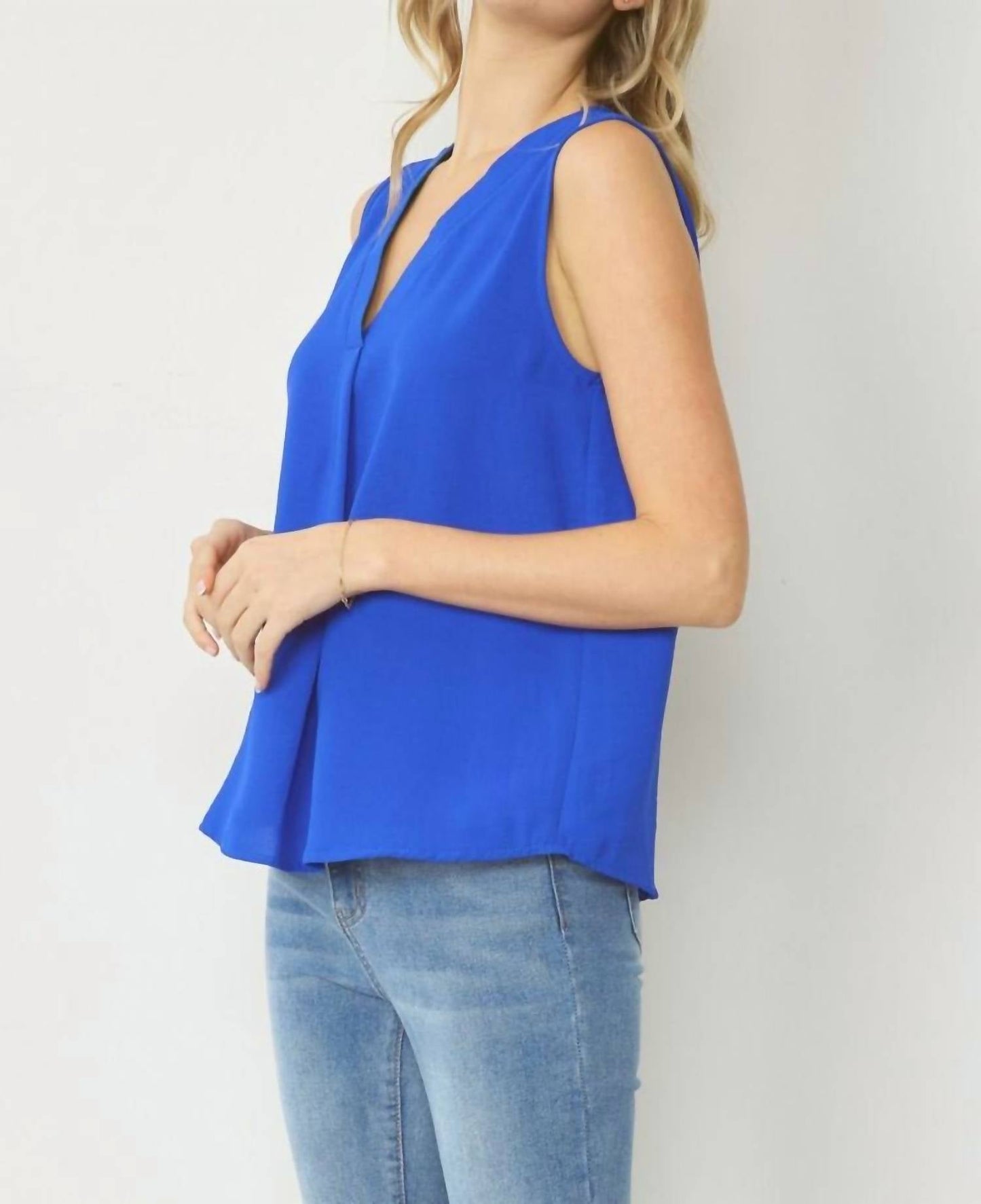 Entro - Sleeveless V-neck Top