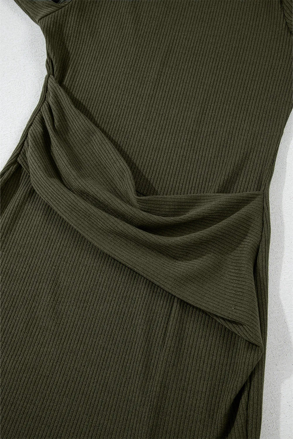 Vestido curto com fenda, gola redonda e manga comprida