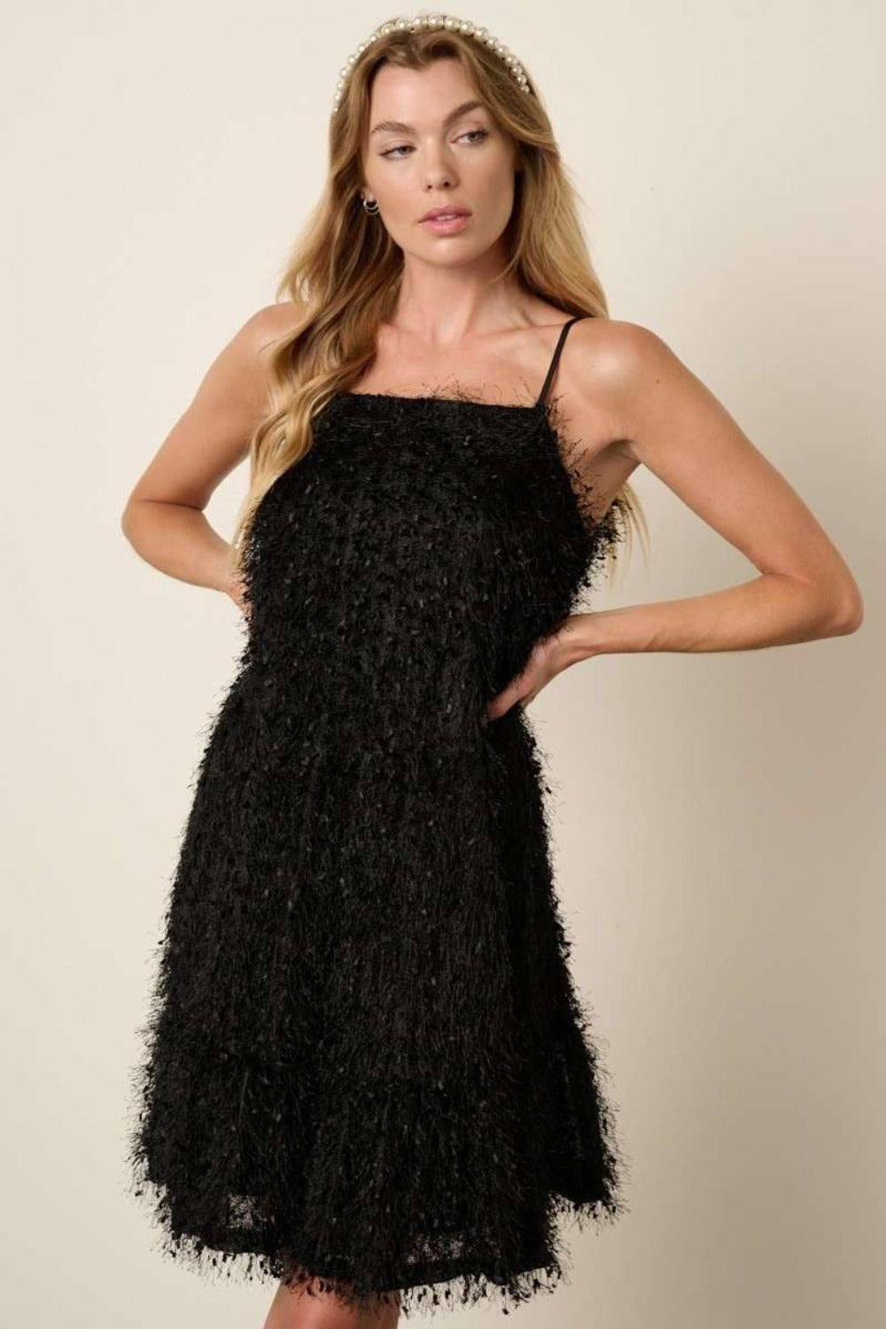 Vestido curto de alças finas com babados e penas Mittoshop