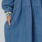 Vestido jeans com decote quadrado e manga comprida, com bolsos