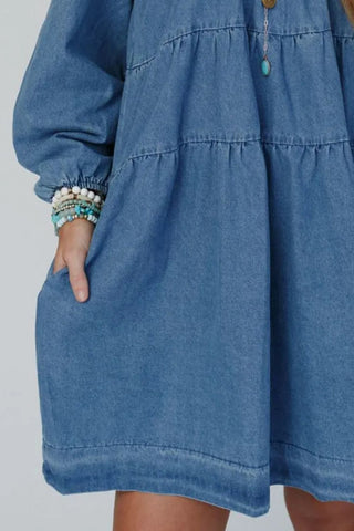 Vestido jeans com decote quadrado e manga comprida, com bolsos