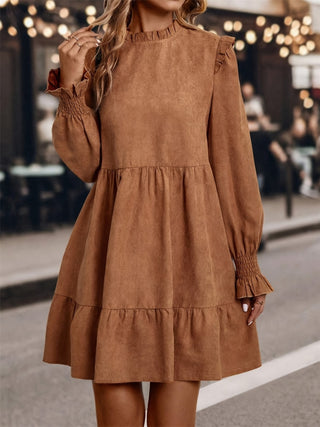 Vestido curto com babados, gola redonda e manga comprida