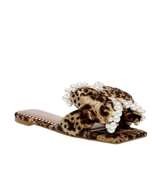 Betsey Johnson - Sandálias femininas Liah Bow com pérolas