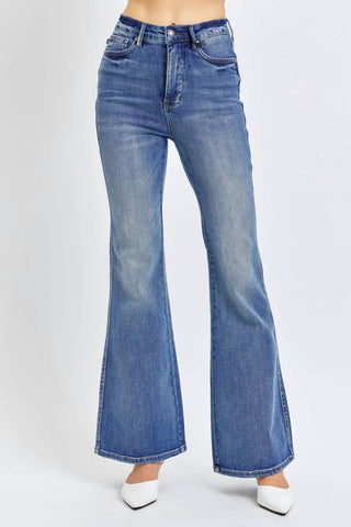 Calça jeans flare com lavagem contrastante e controle de barriga Judy Blue